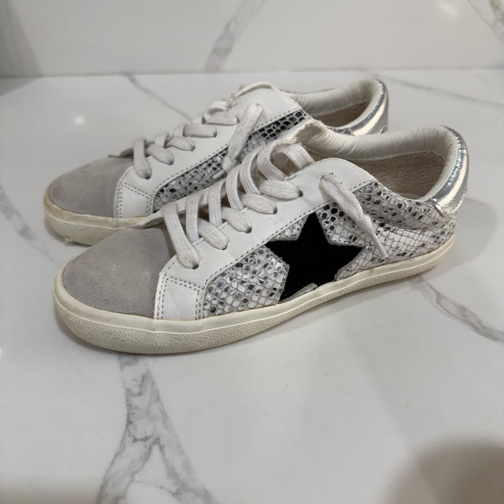 Stylish Women's Sneakers with Black Star Accent